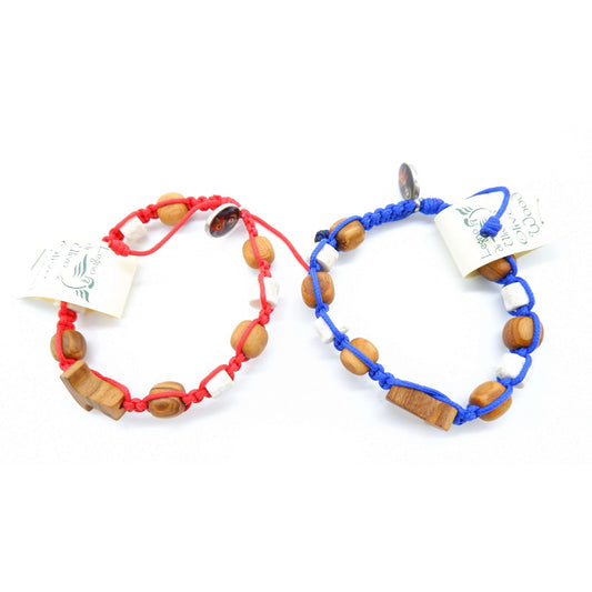 Kinderarmband mit Olivenholzperlen, Steinen und Tau-Kreuz