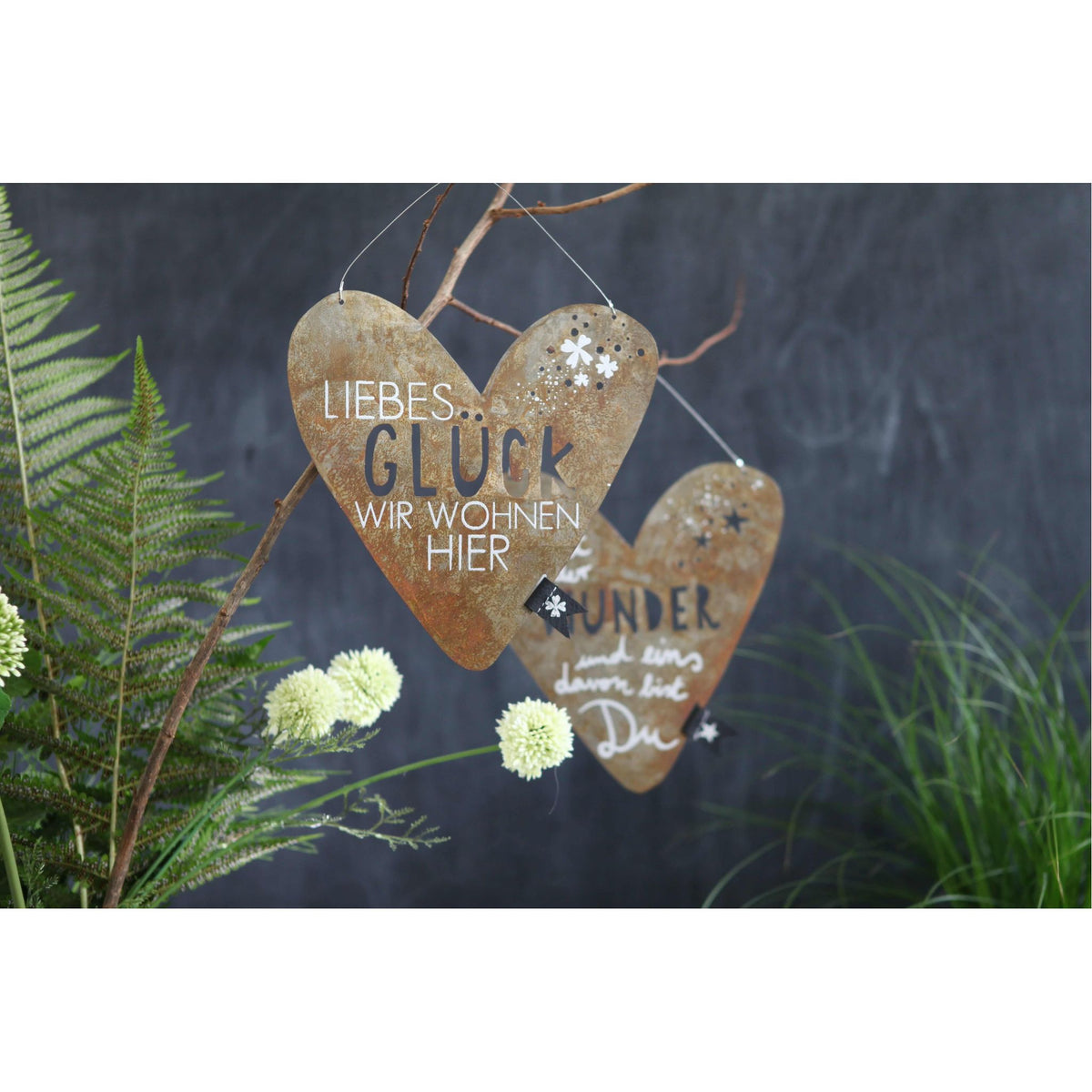Metall-Herzschild "Liebes Glück wir wohnen hier"  19 x 19 cm